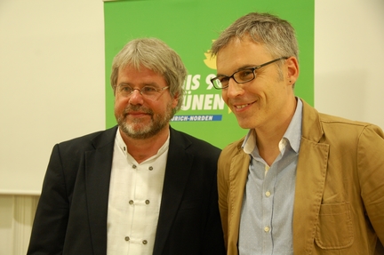 Informierten im Europahaus über das grüne Steuerkonzept: (von links) der Auricher Bundestagsabgeordnete Thilo Hoppe und sein Kollege Dr. Gerhard Schick aus Mannheim. Foto: Wehmeier (honorarfrei)